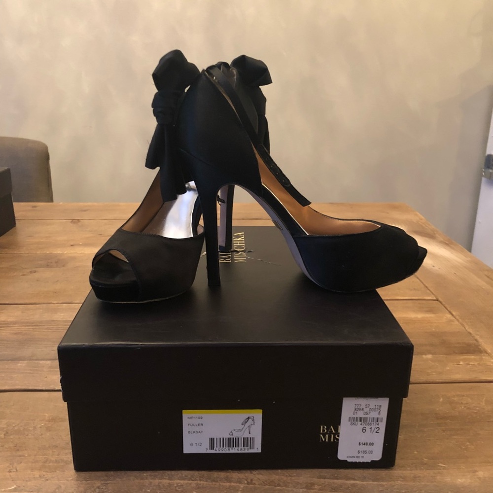 badgley mischka fuller Pump